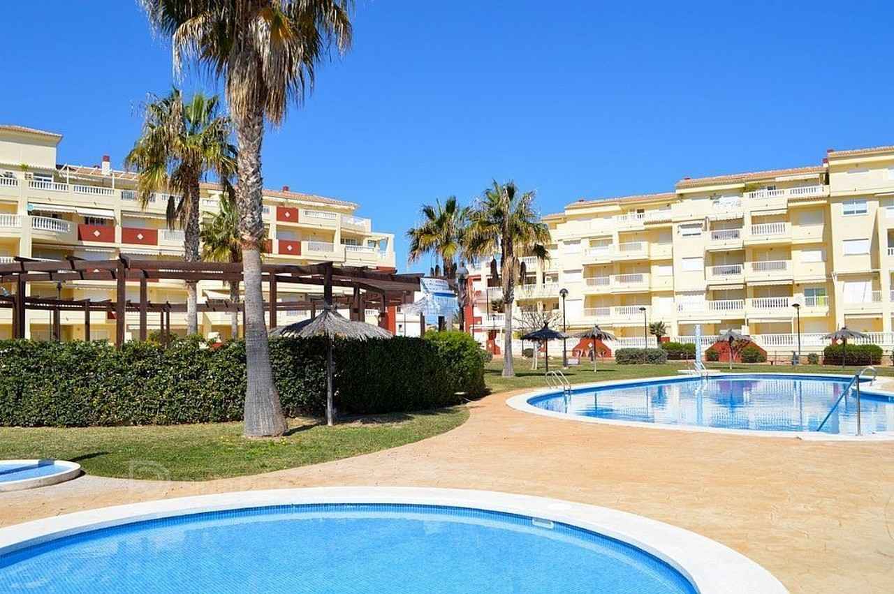 Apartamento en venta en Las Marinas, Dénia, a pocos metros de la playa con piscina, parking y trastero