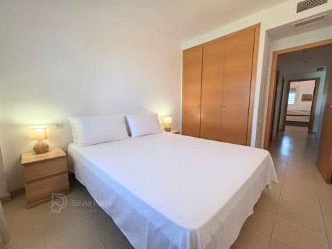 Imagen de propiedad inmobiliaria disponible: Apartamento en alquiler anual en El Verger con terraza, piscina y garaje. Asesoramiento experto por Silvia Piera en Dénia ...