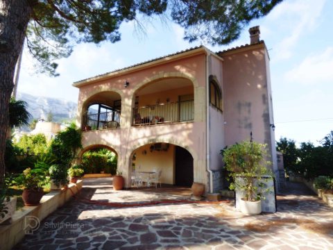 Chalet en venta en Dénia con piscina, apartamento independiente y vistas al Montgó